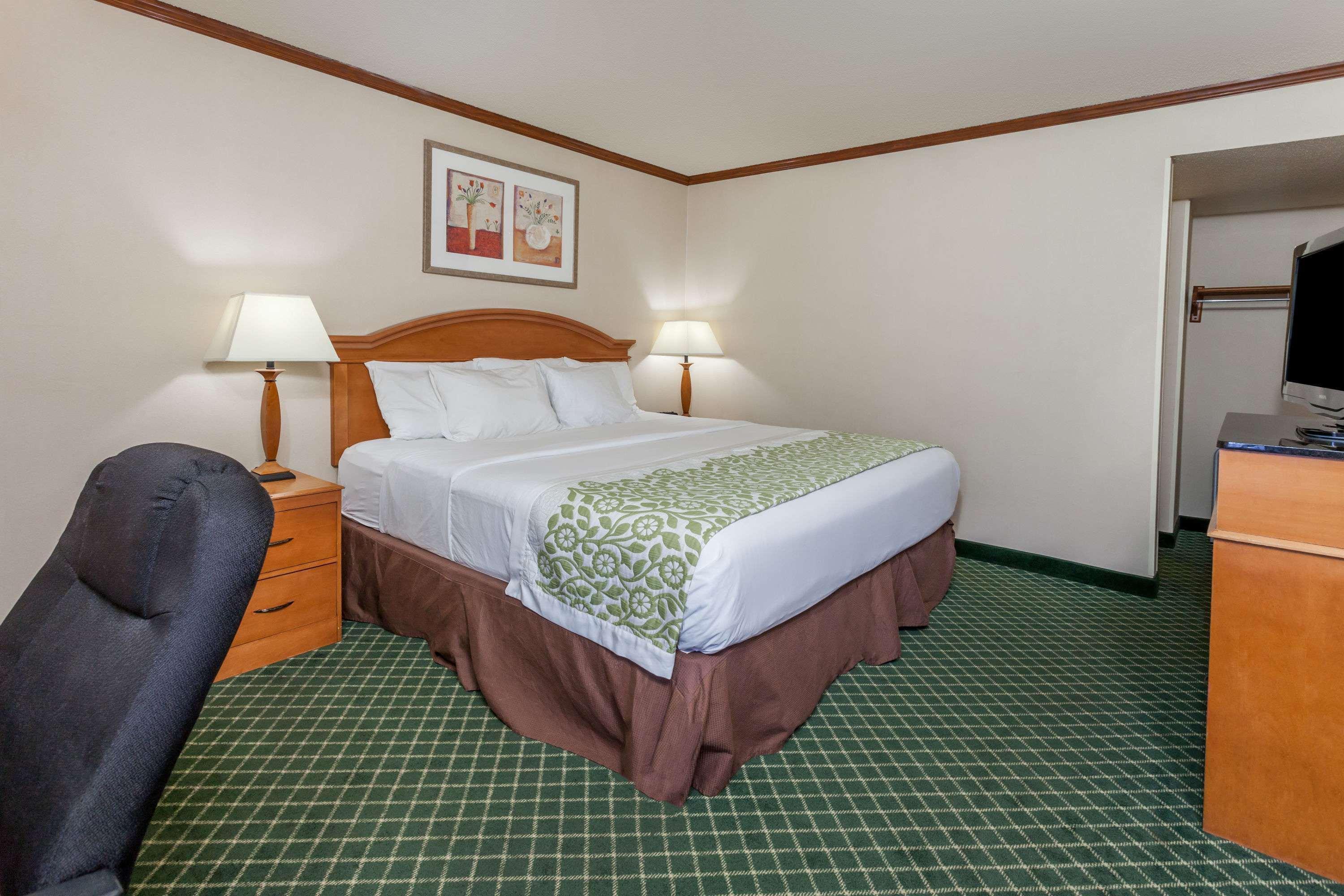 Days Inn & Suites By Wyndham Warren Eksteriør billede
