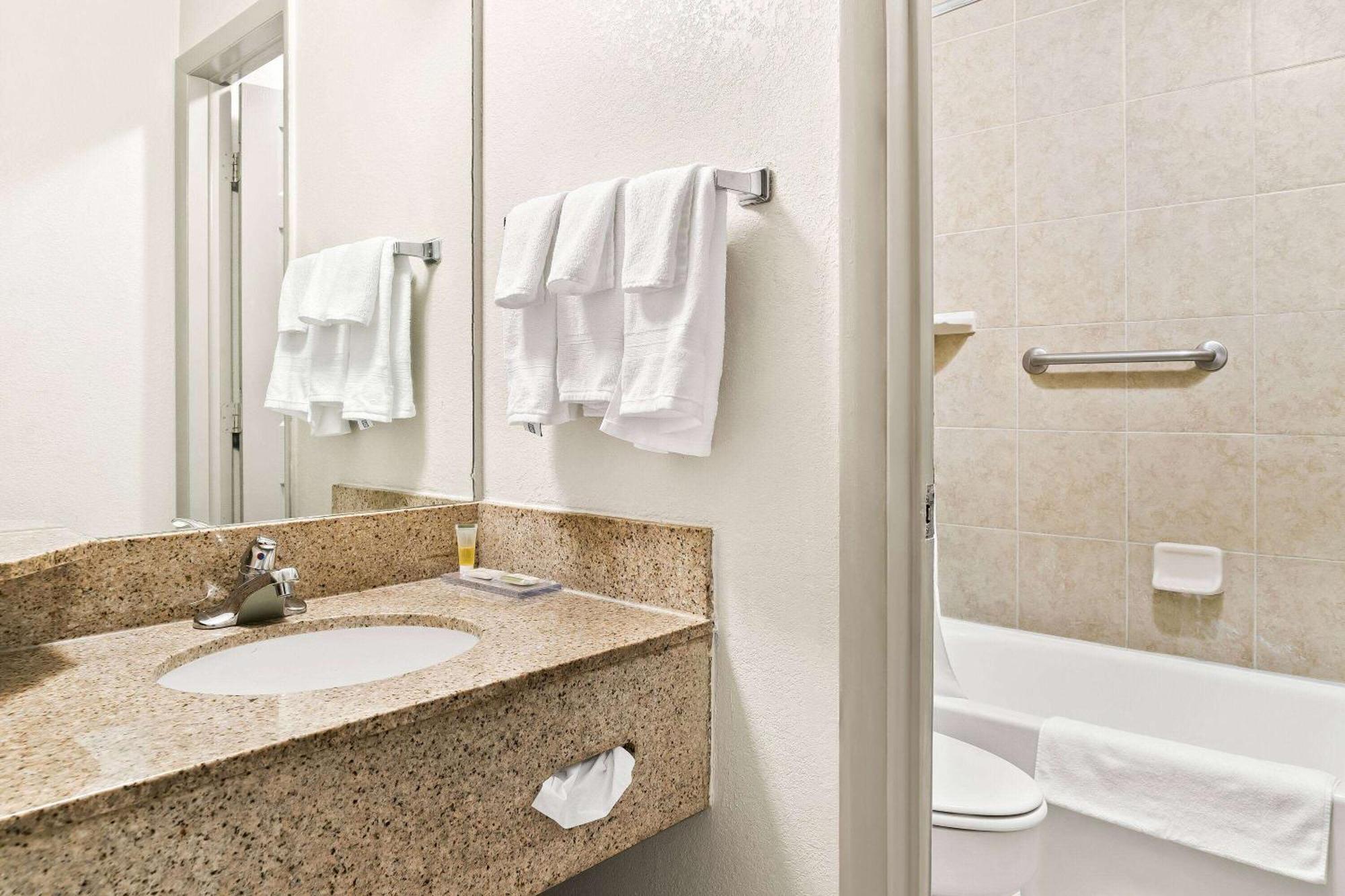 Days Inn & Suites By Wyndham Warren Eksteriør billede